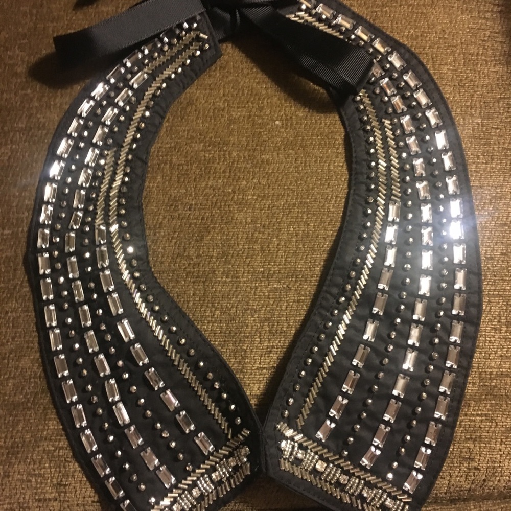 NWOT  Collar necklace with bling.